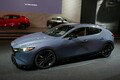 マツダ・ブースにある新型Mazda3は2.5ℓのSKYACTIV-G2.5。新色ポリメタルグレーのMazda3 CUSTOM STYLEを見逃すな【東京オートサロン2019】