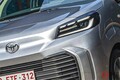 トヨタの「大口顔スライドドア“バン”」公開！ ながーーい「ロングモデル」もある「“プロ”エース」！ パワフルな商用モデル英国に登場