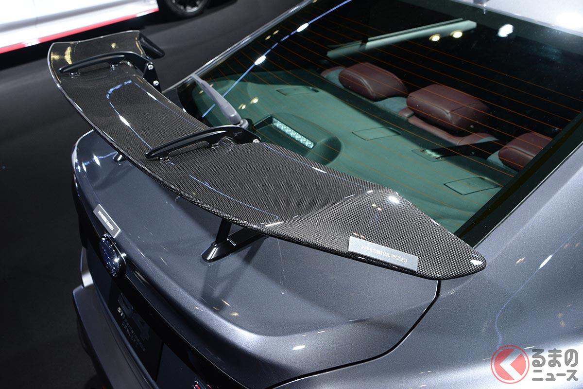 チェリーレッドが映えるスバル新型「WRX S4」登場！ カーボン製リアスポイラーで走りの質が爆上げ!?