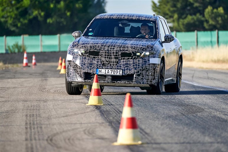 新型BMW「iX3」を初公開へ 航続900km＆超高速充電、最新AIで市街地走行も自動化