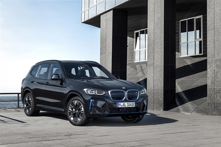 新型BMW「iX3」を初公開へ 航続900km＆超高速充電、最新AIで市街地走行も自動化