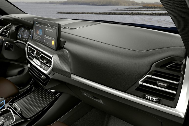 新型BMW「iX3」を初公開へ 航続900km＆超高速充電、最新AIで市街地走行も自動化