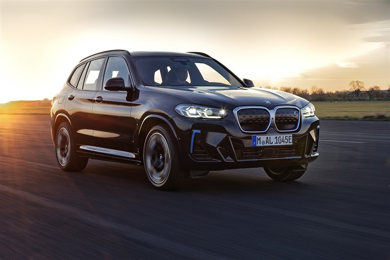 新型BMW「iX3」を初公開へ 航続900km＆超高速充電、最新AIで市街地走行も自動化