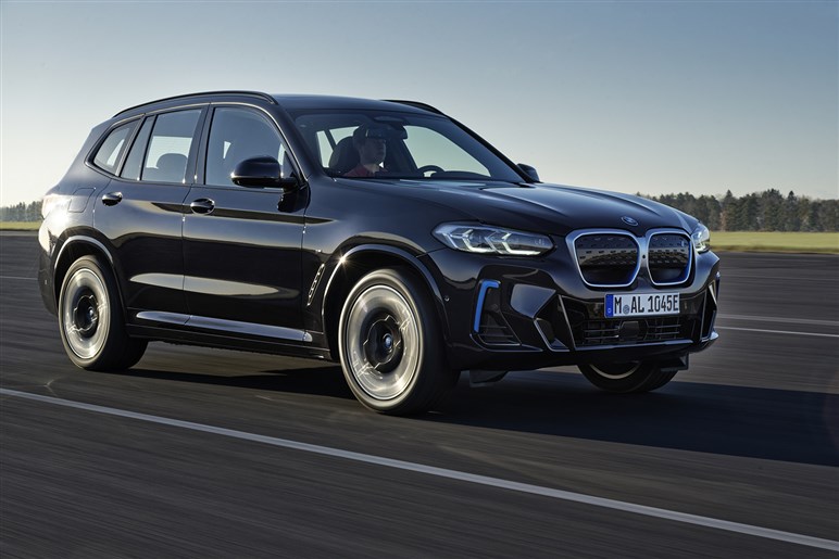 新型BMW「iX3」を初公開へ 航続900km＆超高速充電、最新AIで市街地走行も自動化
