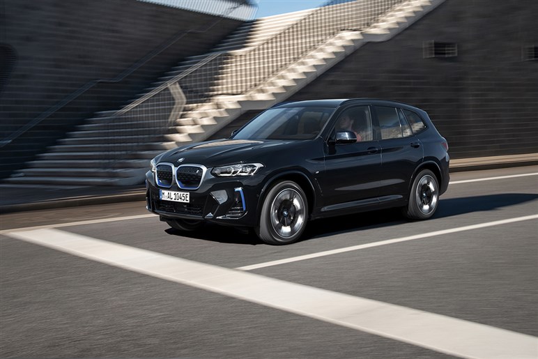 新型BMW「iX3」を初公開へ 航続900km＆超高速充電、最新AIで市街地走行も自動化