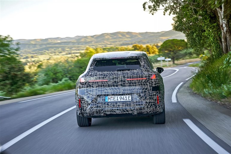 新型BMW「iX3」を初公開へ 航続900km＆超高速充電、最新AIで市街地走行も自動化