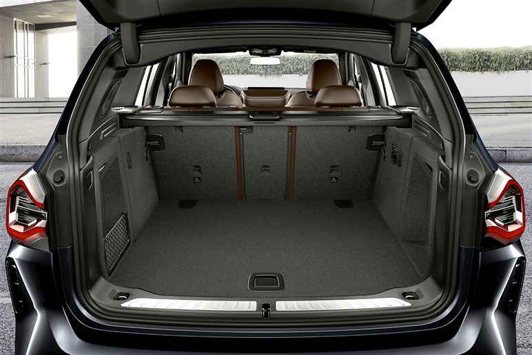 新型BMW「iX3」を初公開へ 航続900km＆超高速充電、最新AIで市街地走行も自動化