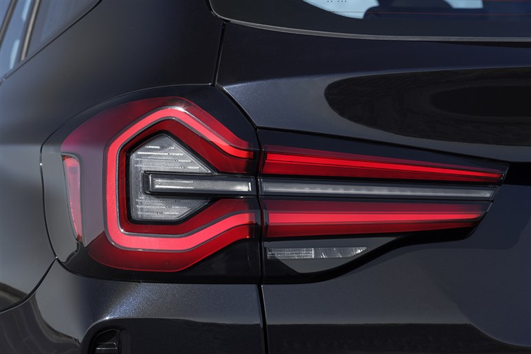 新型BMW「iX3」を初公開へ 航続900km＆超高速充電、最新AIで市街地走行も自動化