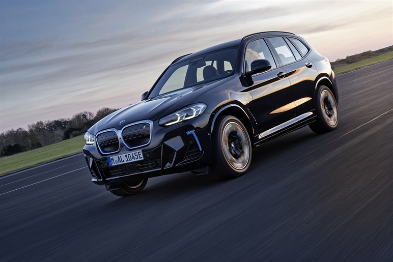新型BMW「iX3」を初公開へ 航続900km＆超高速充電、最新AIで市街地走行も自動化