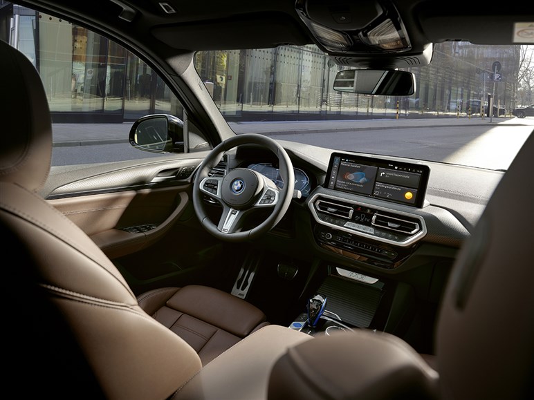 新型BMW「iX3」を初公開へ 航続900km＆超高速充電、最新AIで市街地走行も自動化