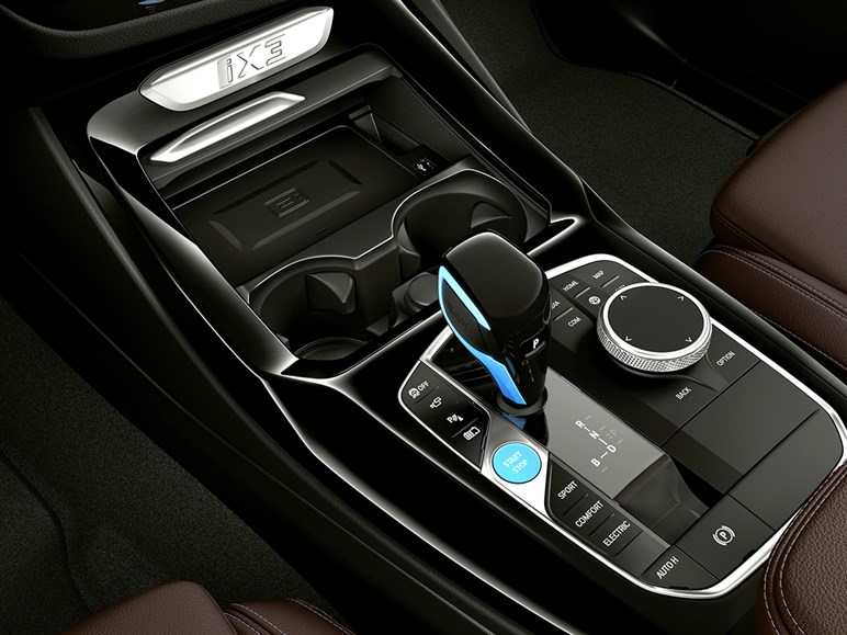 新型BMW「iX3」を初公開へ 航続900km＆超高速充電、最新AIで市街地走行も自動化