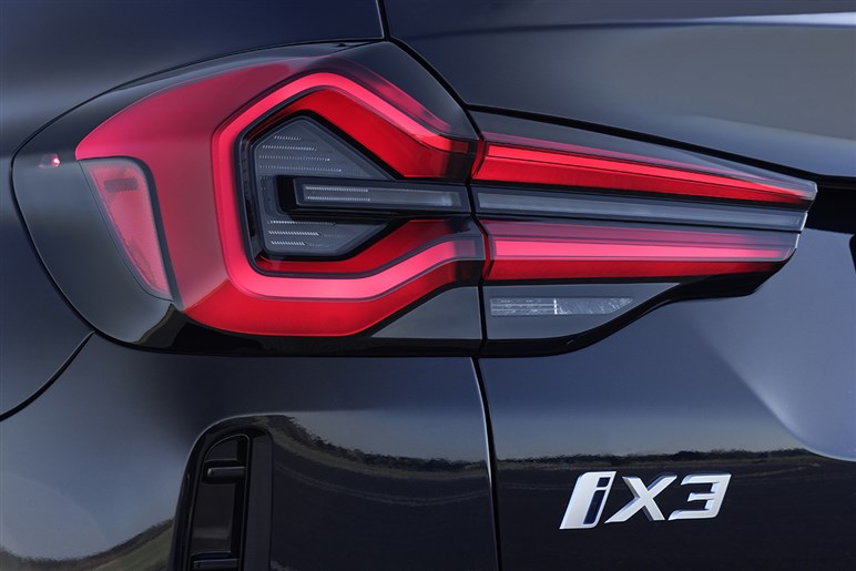 新型BMW「iX3」を初公開へ 航続900km＆超高速充電、最新AIで市街地走行も自動化