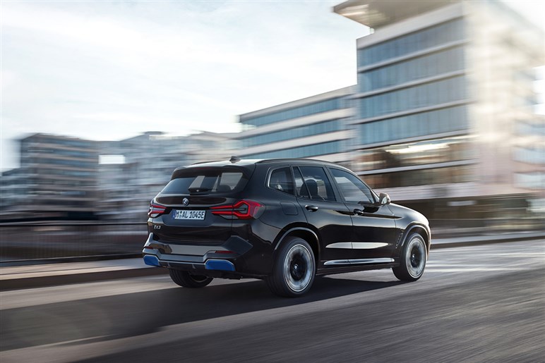 新型BMW「iX3」を初公開へ 航続900km＆超高速充電、最新AIで市街地走行も自動化