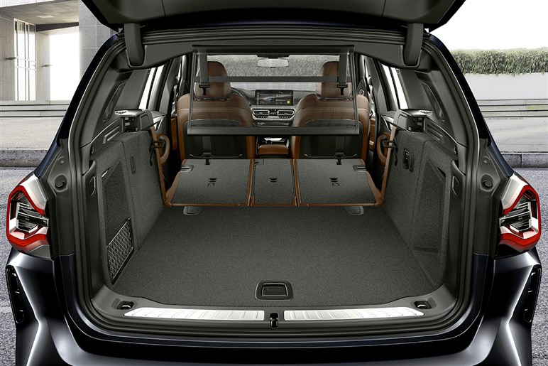 新型BMW「iX3」を初公開へ 航続900km＆超高速充電、最新AIで市街地走行も自動化