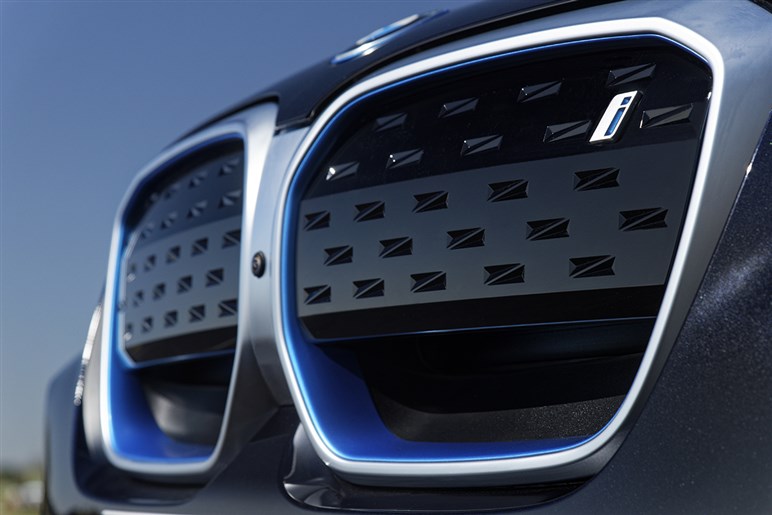新型BMW「iX3」を初公開へ 航続900km＆超高速充電、最新AIで市街地走行も自動化