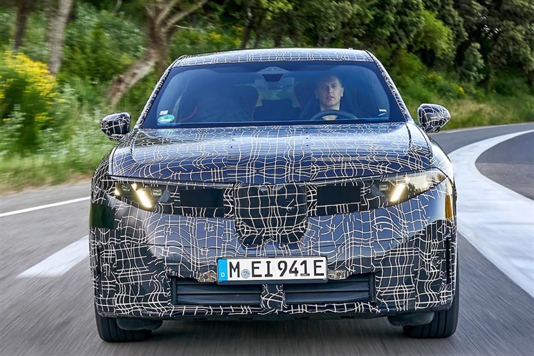 新型BMW「iX3」を初公開へ 航続900km＆超高速充電、最新AIで市街地走行も自動化