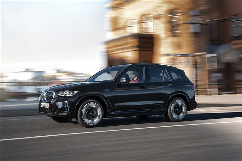 新型BMW「iX3」を初公開へ 航続900km＆超高速充電、最新AIで市街地走行も自動化