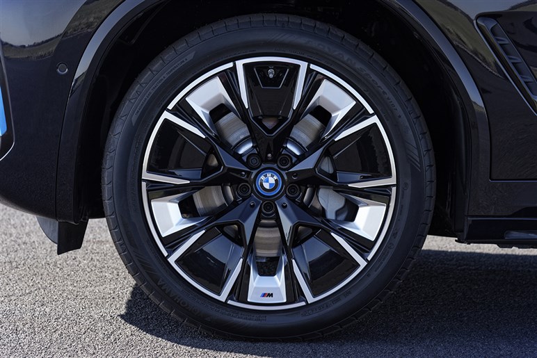 新型BMW「iX3」を初公開へ 航続900km＆超高速充電、最新AIで市街地走行も自動化