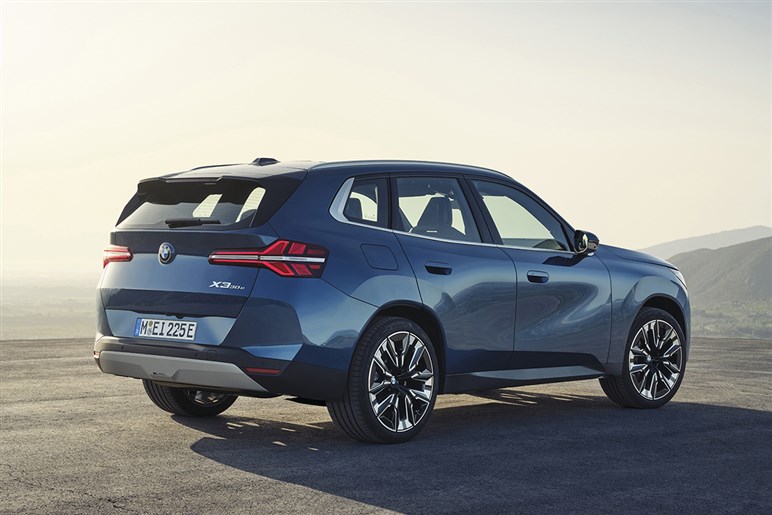 新型BMW「iX3」を初公開へ 航続900km＆超高速充電、最新AIで市街地走行も自動化