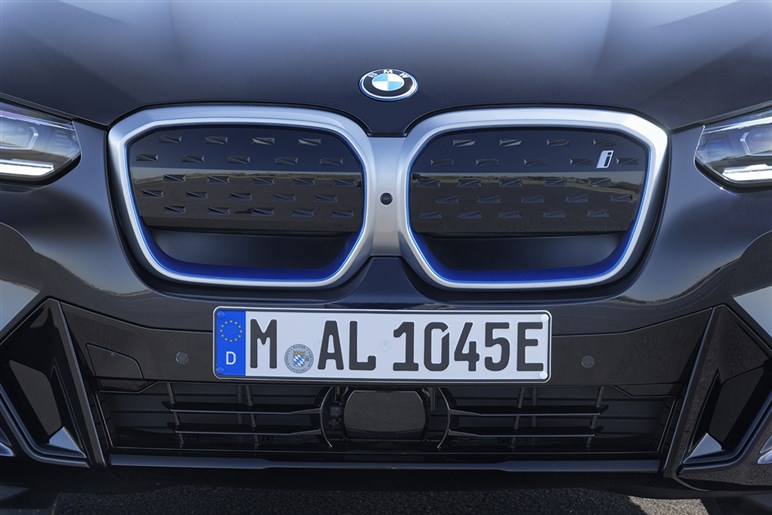 新型BMW「iX3」を初公開へ 航続900km＆超高速充電、最新AIで市街地走行も自動化