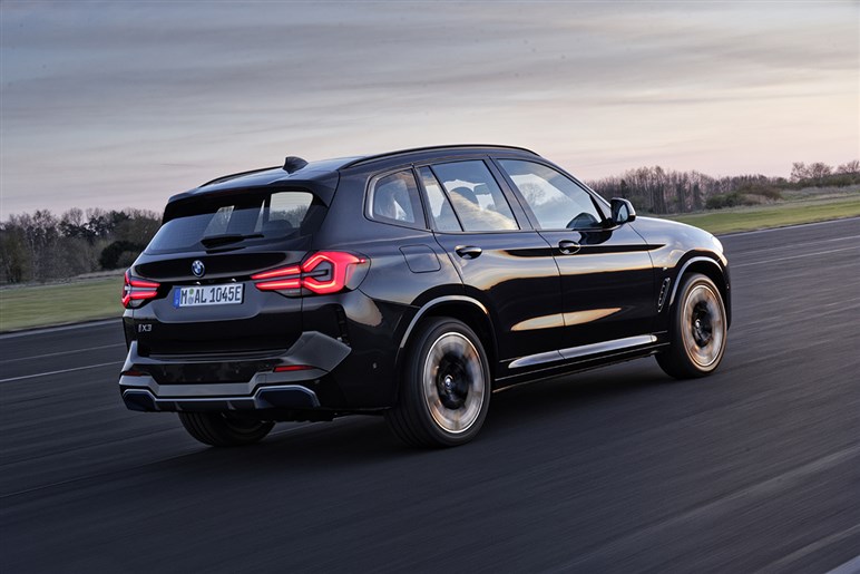 新型BMW「iX3」を初公開へ 航続900km＆超高速充電、最新AIで市街地走行も自動化