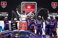 祝賀のバーンナウトで“ガス欠”牽引。燃費勝負で競り勝ったハムリンが今季3勝目／NASCAR第15戦