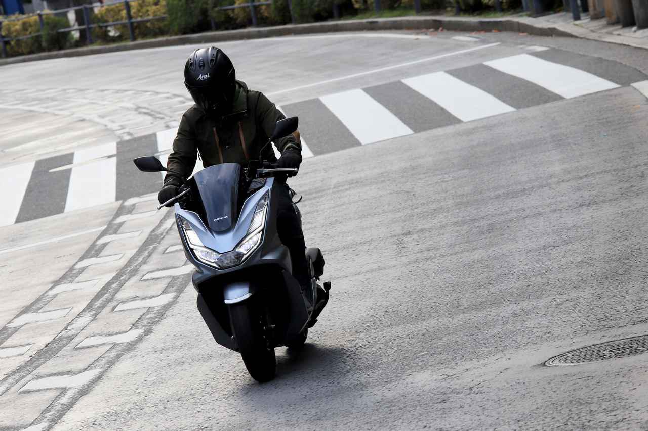ホンダ新型 Pcx 通勤インプレ 街乗りを2週間してみて分かった21年モデルの特徴 燃費 足つき 使い勝手をレビュー Webオートバイ 自動車情報サイト 新車 中古車 Carview