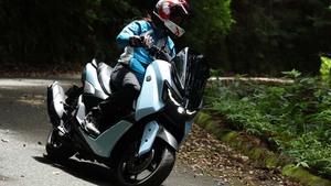 ヤマハ「NMAX155」はシフトダウンが効く！ レーシング女子・岡崎静夏の試乗インプレッション