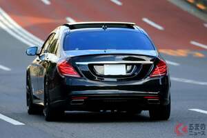 恐怖!? 黒い高級外車の「衝撃の“危険”走行」公開！ ビル街で突如起きた「迷惑な妨害運転」にヒヤリ あわや「衝突事故」寸前でトラブルに… 一体何があったのか