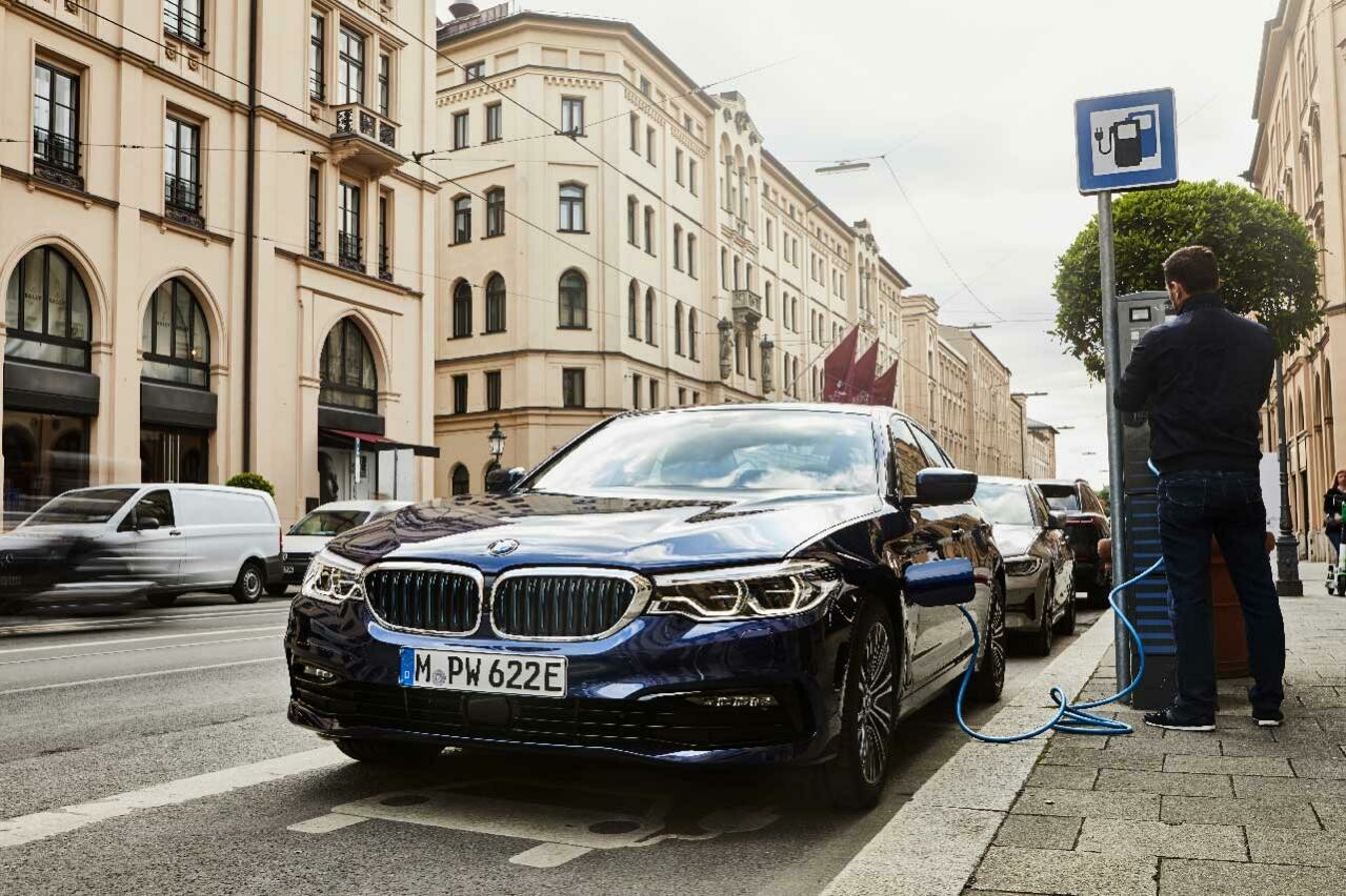 「BMW530eセダン」に搭載するハイブリッドシステムが進化！　EV航続距離は最大66kmに