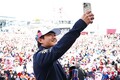 角田裕毅がコモ湖でなくした携帯電話、現地に探索に行った猛者多数……発見報告も！？　角田本人は新品を入手「安心してください」