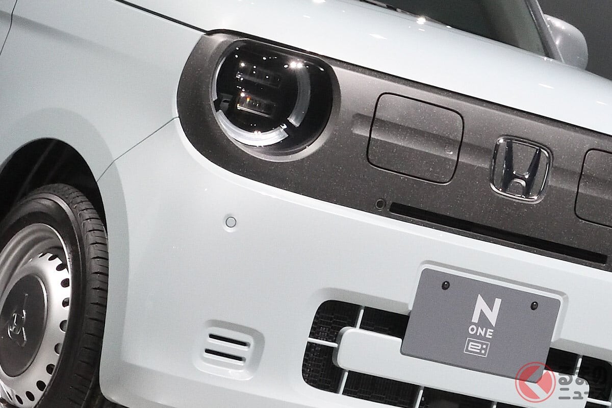 ホンダが新型「軽ワゴン」発売！ レトロな丸目ライト×ディスプレイ無しの画期的インパネ採用！ 295km走れる「N-ONE e：」販売店での反響は？