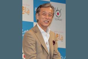 俳優「岩城滉一」が“愛車”の「“小さな”高級車」公開！ ティファニーブルーがオシャレすぎる「英国車」とは