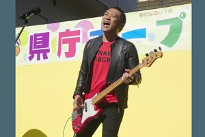 タレント「はなわ」が“愛車”「860万円超え“高級ミニバン”」公開！ 「だいぶ節約しながら貯金して」買った「国産車」とは