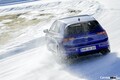 最強のフォルクスワーゲン ゴルフ R、優れたハンドリングを雪上ドリフトドライブでアピール！【動画】