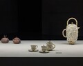 ロエベのテーマはティーポット、25名のアーティストによる独創的な作品を展示──2025年、ミラノデザインウィークでおさえておくべきトピックス