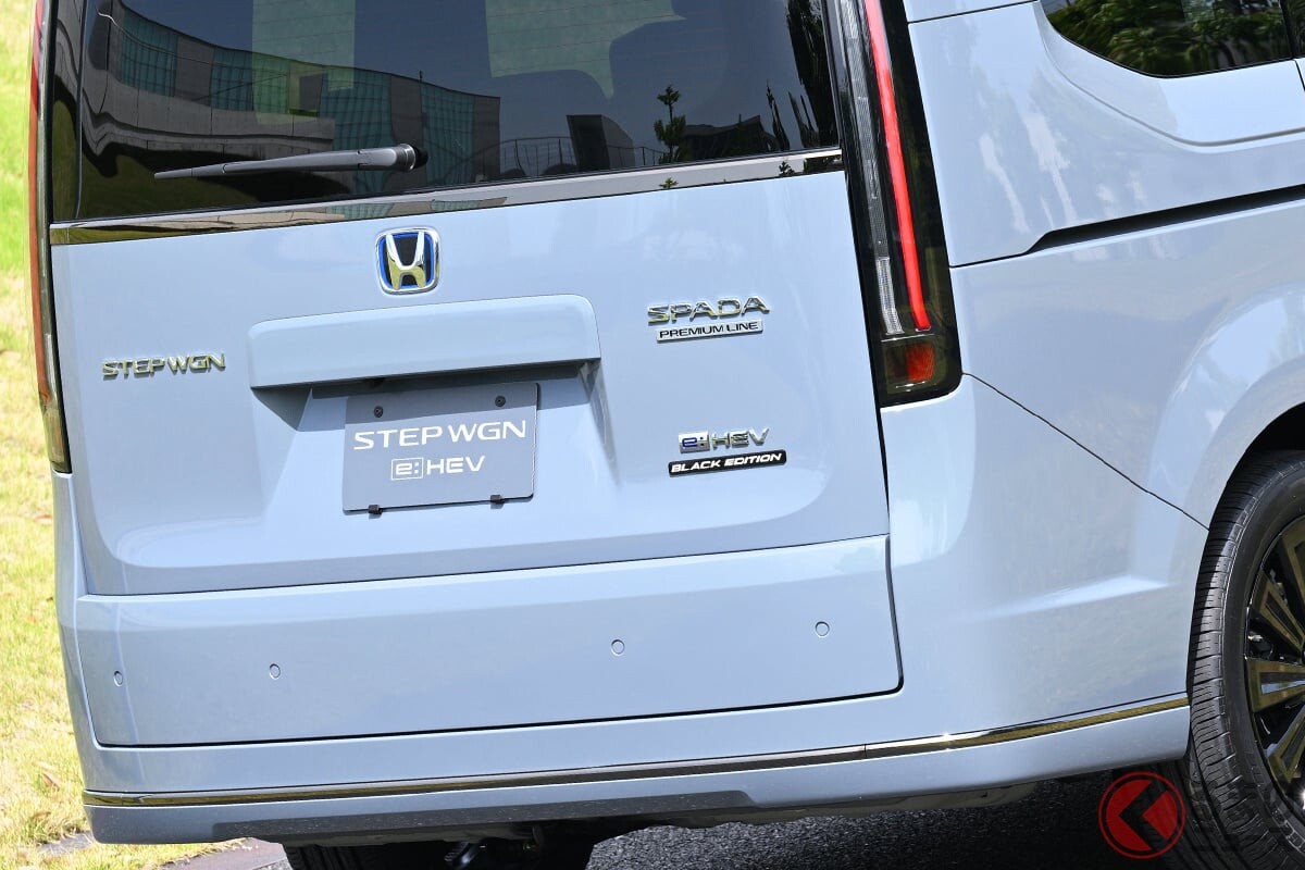 ホンダ新「ステップワゴン」に“最上級仕様”登場！ 専用パーツと「特別カラー」採用した“漆黒モデル”がスゴイ！ “精悍フェイス”がカッコいい「ブラックエディション」発売！