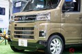 ダイハツ斬新「キャンピング軽バン」初公開！ “全長4m以下”でも「4人」寝られる！ 超パワフルな「ターボエンジン」搭載の俊足アトレー「新型JPSTAR happy1“ターボ”」お披露目！