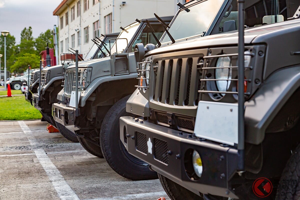 トヨタ「ランドクルーザー」かいすゞ「D-MAX」か!? 陸上自衛隊の軽装甲機動車のベース車に選ばれるのは？ 2028年度中に評価試験