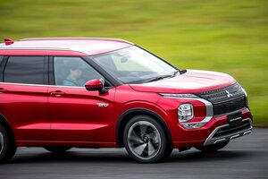 新型アウトランダーPHEV正式発表。ライバルRAV4 PHVを意識した価格設定…その走りに衝撃走る！　