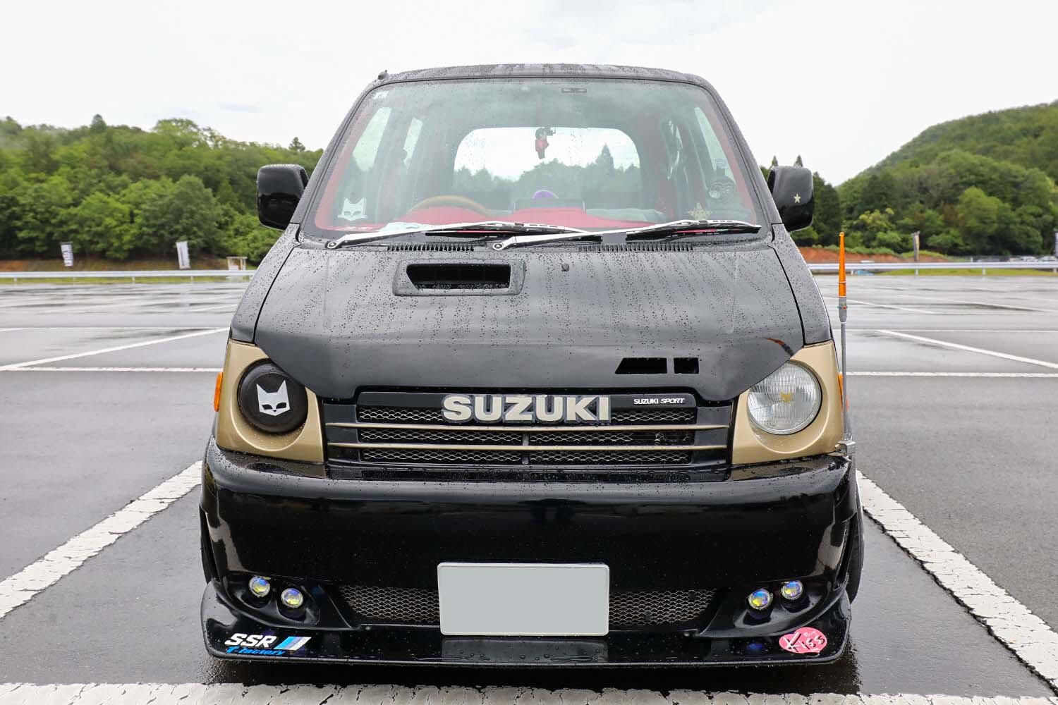 スズキ「ワゴンR」を街道レーサーをモチーフにカスタム！ 水中花にLOVE灯…昭和アイテムを惜しみなく投入する