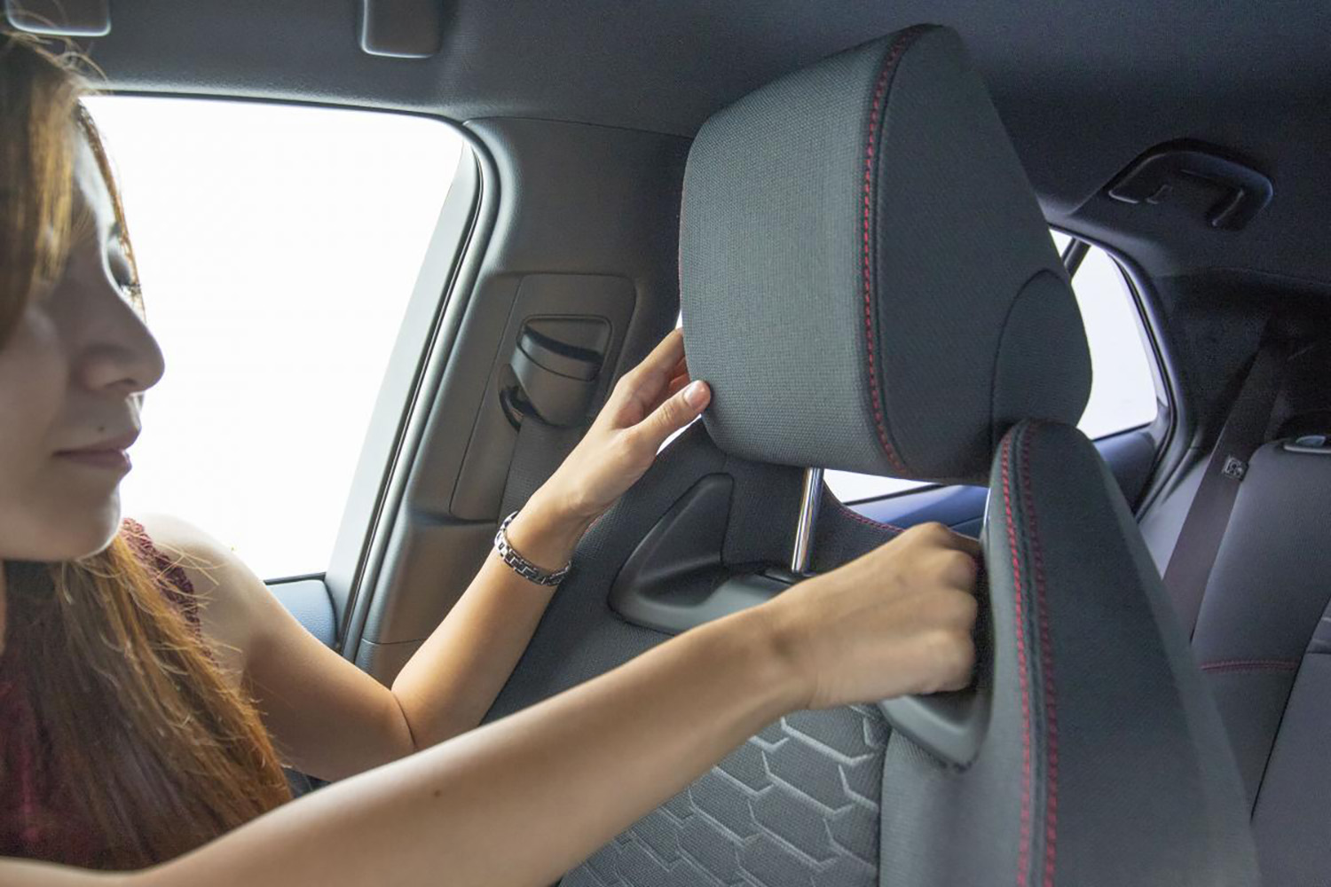 安全のために高さ調整が必須といわれるクルマのヘッドレスト そうなると一体型シートの安全性は問題ないのか Web Cartop 自動車 情報サイト 新車 中古車 Carview