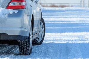 スタッドレスって何が“レス”なんですか？ ほぼ見なくなった“対義語のタイヤ” 別の名前のほうがいいんじゃ…？