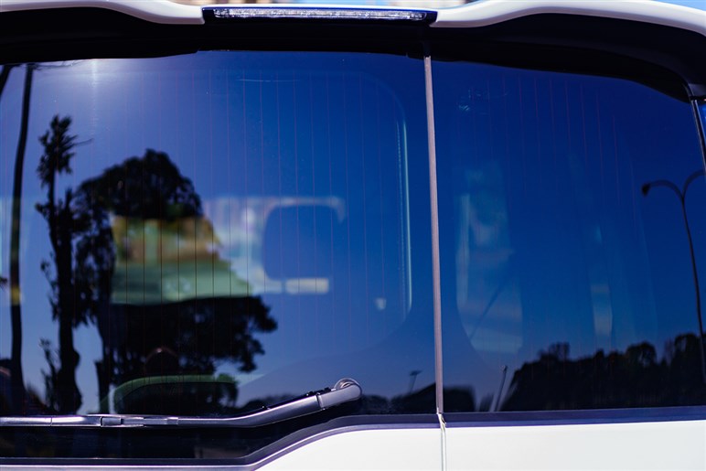 「車検対応品」でも違反になる可能性あり！ カーフィルムで気をつけたい“透過率”の基準とメリット＆デメリットまとめ