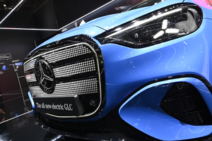 新型メルセデス・ベンツGLCの見どころは話題の発光グリルだけじゃない！　インパネ幅いっぱいの39.1インチMBUXスーパースクリーンがデカすぎだった【ジャパンモビリティショー2025】