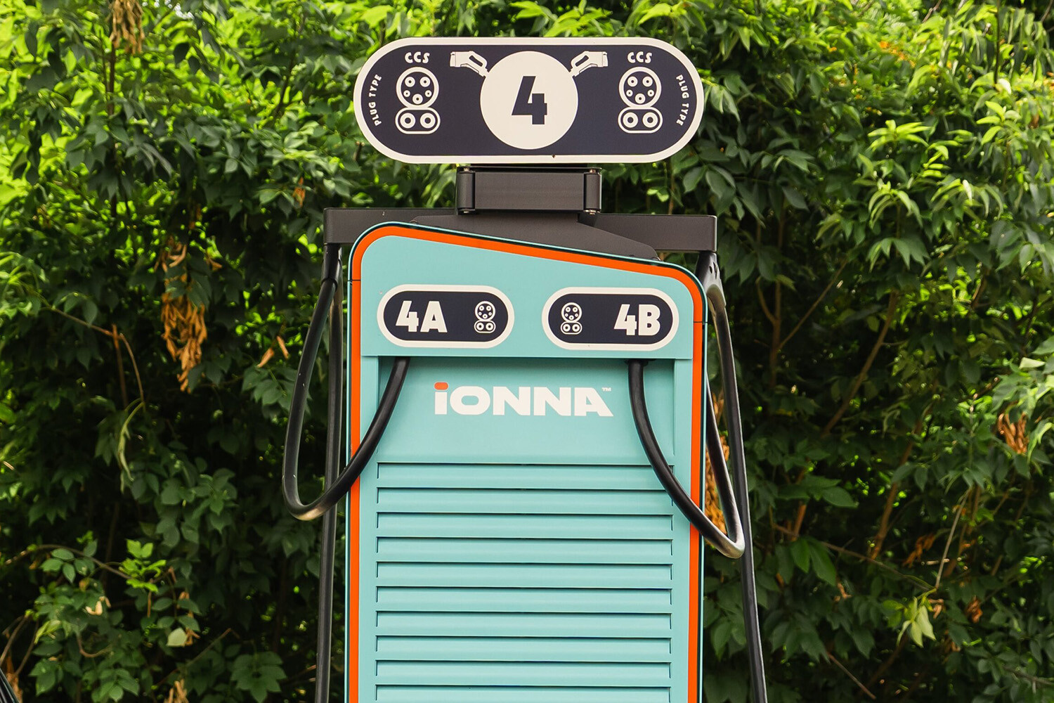 EVシフトが停滞気味のいまなぜ充電インフラに力を入れる？　トヨタ・メルセデス・GM・ヒョンデと世界の名だたる８メーカーが協力する「IONNA」とは