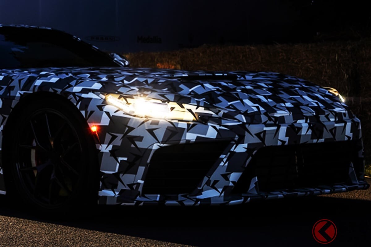 トヨタが新型「超スゴいスーパーマシン」世界初公開！ ロングノーズ＆巨大ウイングに注目!? 仕様異なる「TOYOTA GT」が同時に激走!? 英国GOODWOODで披露、特徴は？