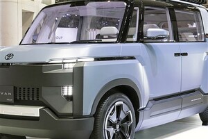 トヨタ新型「クロスバン」が2025年登場へ　ギア感満載で王者三菱「デリカD:5」に真っ向勝負か？