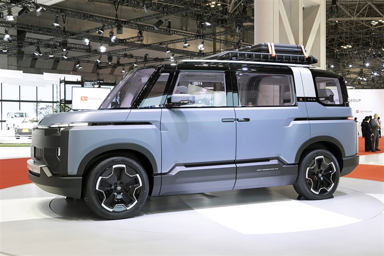 トヨタ新型「クロスバン」が2025年登場へ　ギア感満載で王者三菱「デリカD:5」に真っ向勝負か？