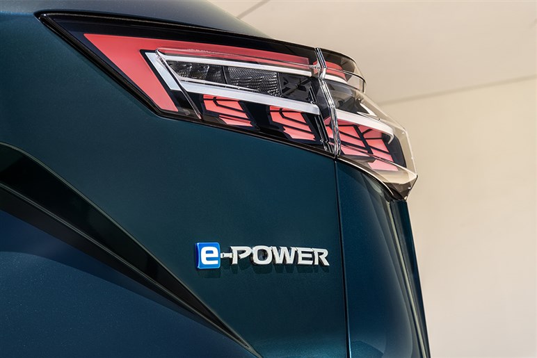 日産新型「キャシュカイ」公開に「国内導入」を望む声多数。販売店も求めるミドルSUVの“日本置き去り感”が残念すぎる